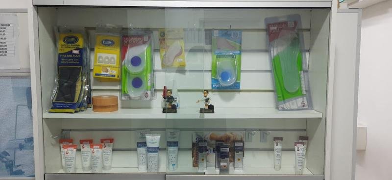 Vitrine com palmilhas, calcanheiras e cremes para os pés